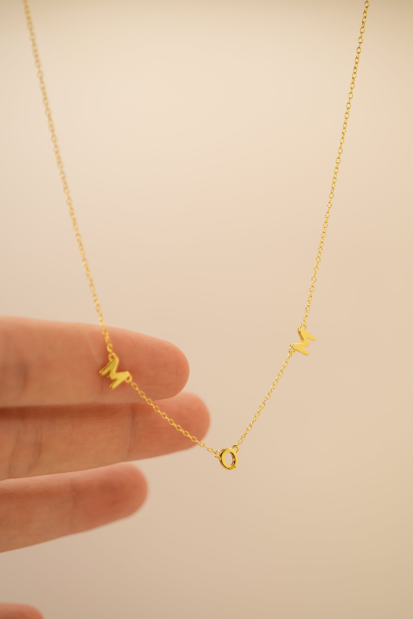 Collar con letras MOM doradas, regalo delicado para el Día de la Madre – Oasis Blanco