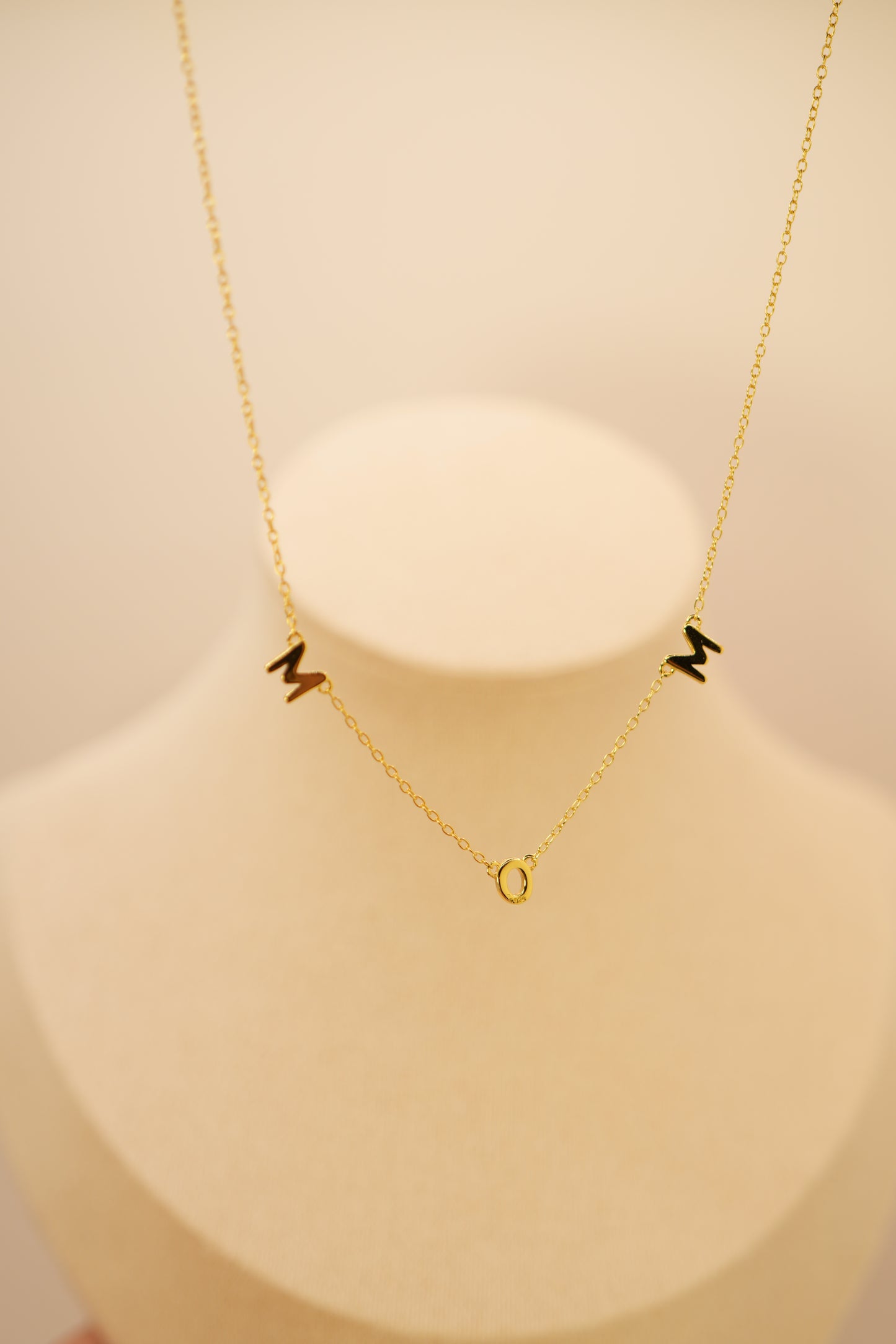 Collar con letras MOM doradas, regalo delicado para el Día de la Madre – Oasis Blanco