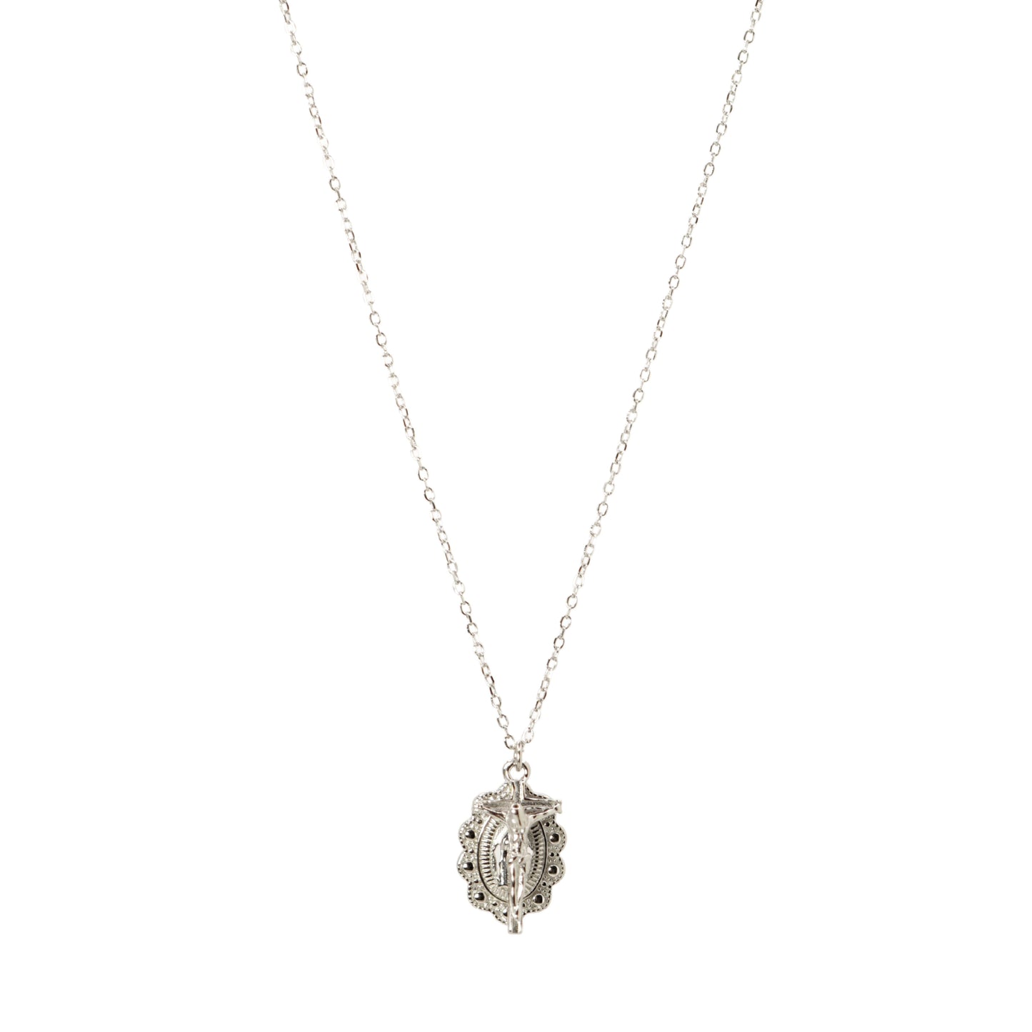 Collar con medalla religiosa y cruz plateada, joya espiritual y protectora – Oasis Blanco