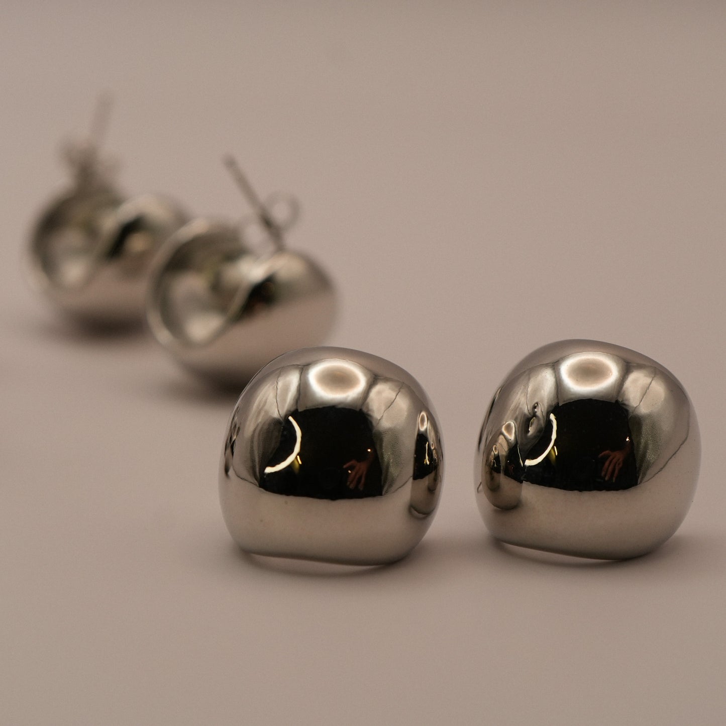 Aros Khuda plateados en fondo gris - Oasis Blanco