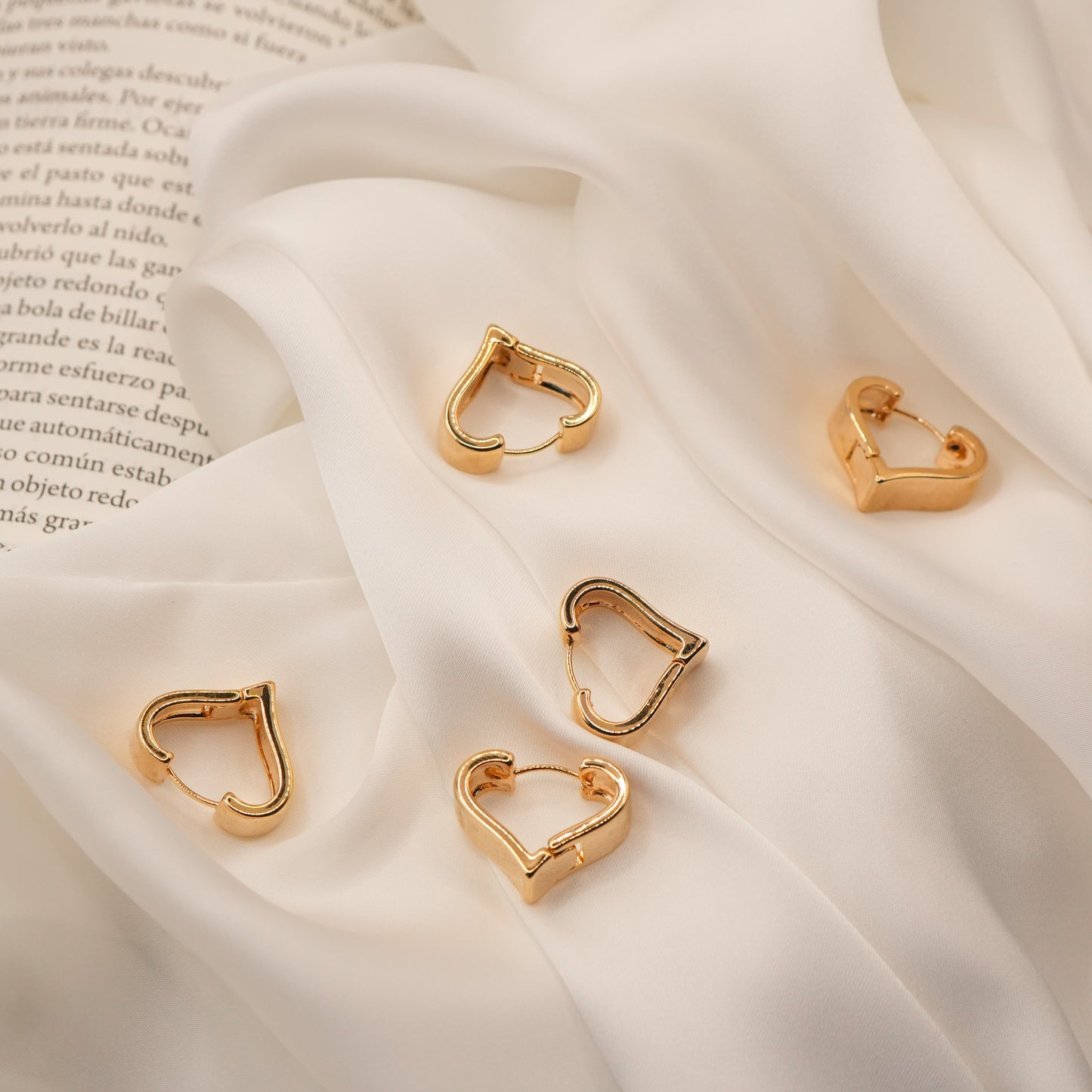 Aros Habibi sobre tela blanca en un libro - Oasis Blanco