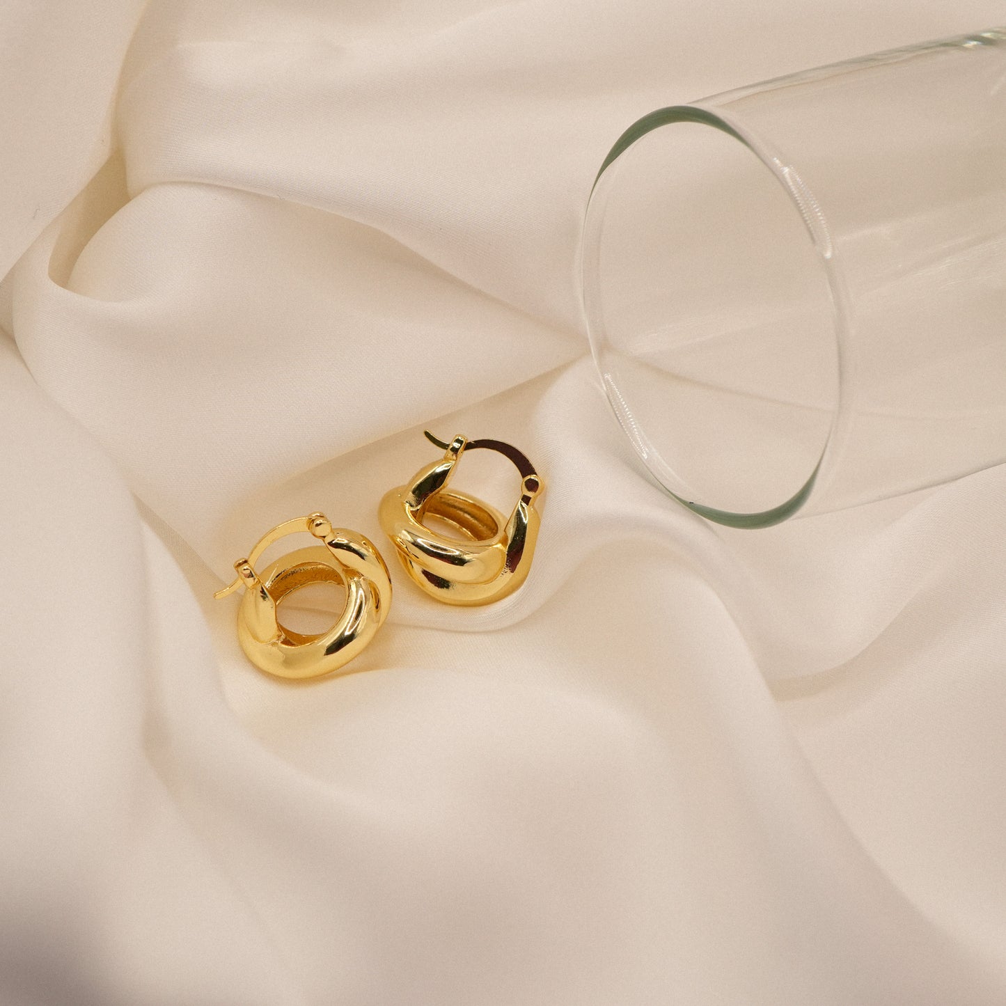 Un par de aros Ciana en paño blanco con una copa - Oasis Blanco