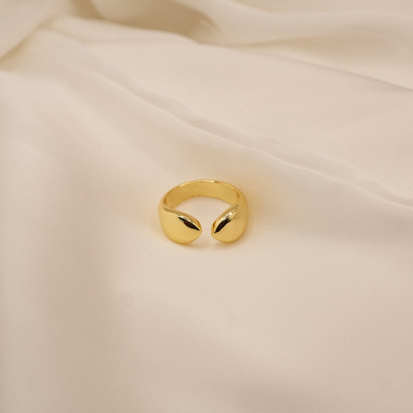 Anillo Tuffah de perfil sobre paño blanco - Oasis Blanco