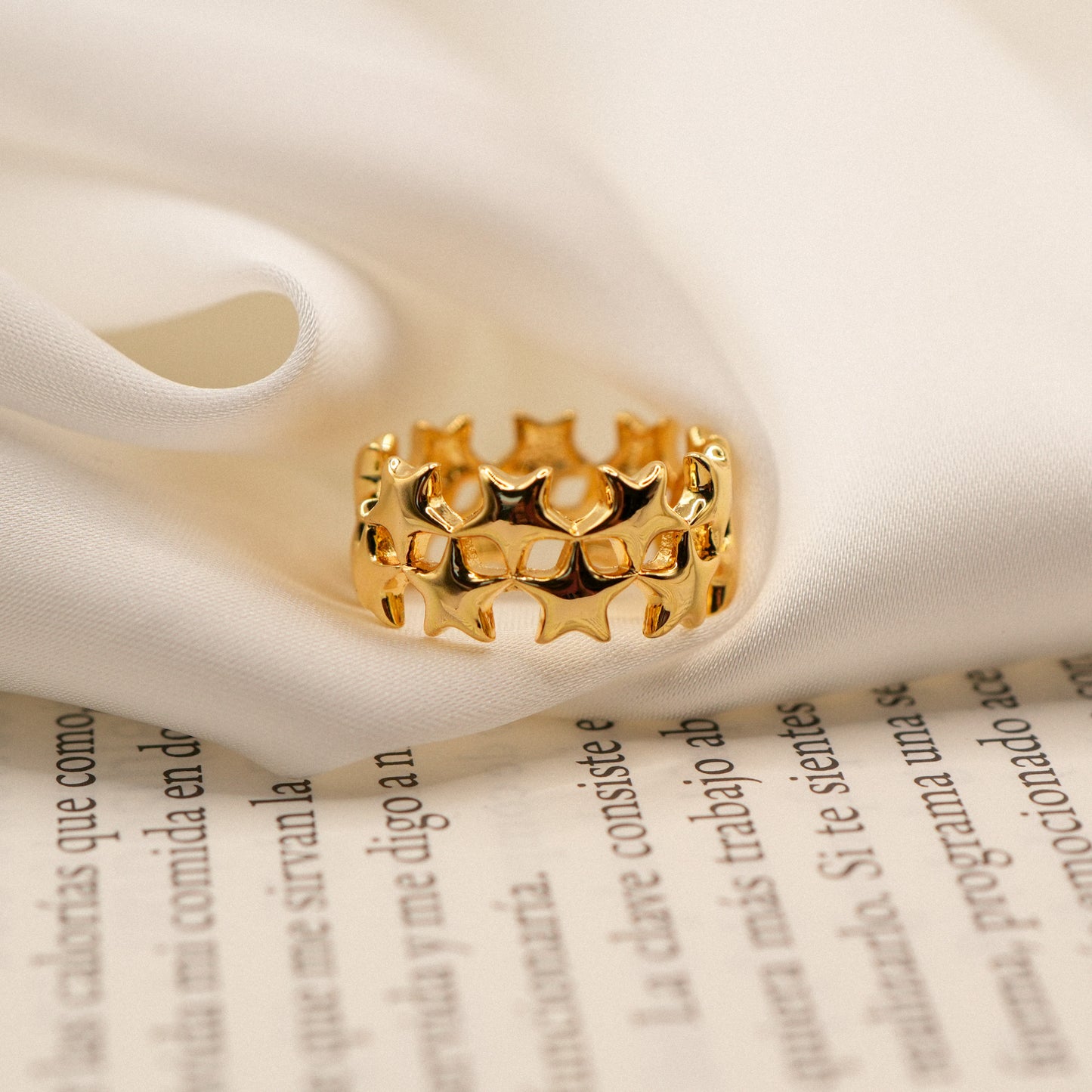 Anillo Estrellita sobre libro - Oasis Blanco