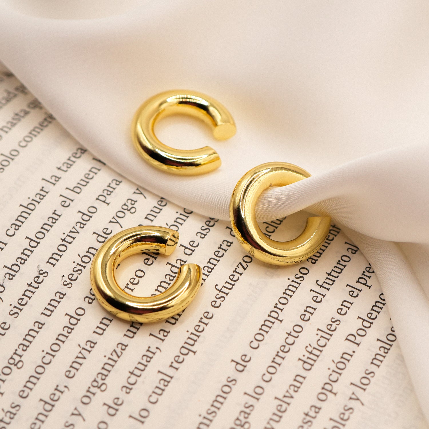 Tres Ear Cuff Amira sobre libro aesthetic - Oasis Blanco