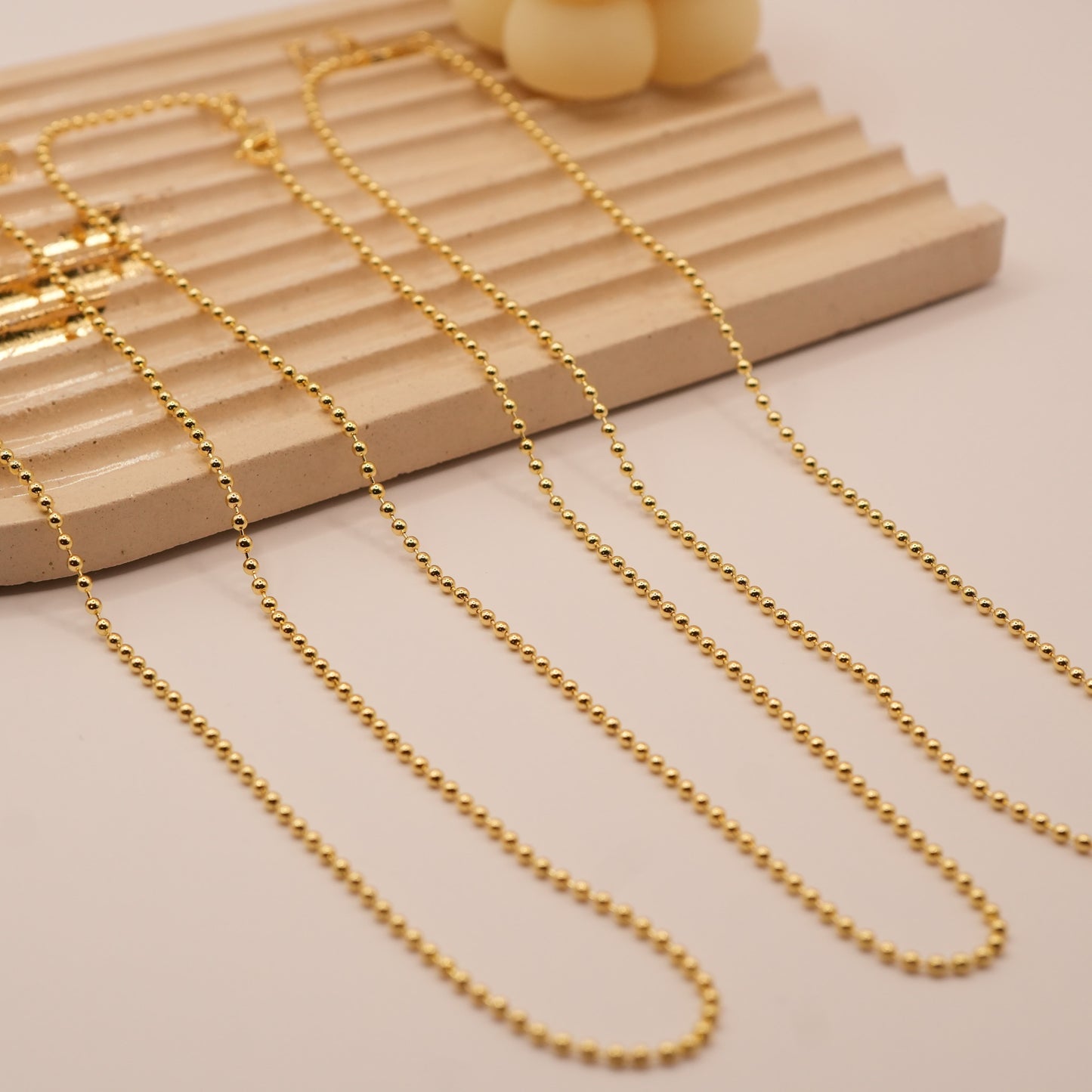 Tres collares Inaya fondo aesthetic- Oasis Blanco