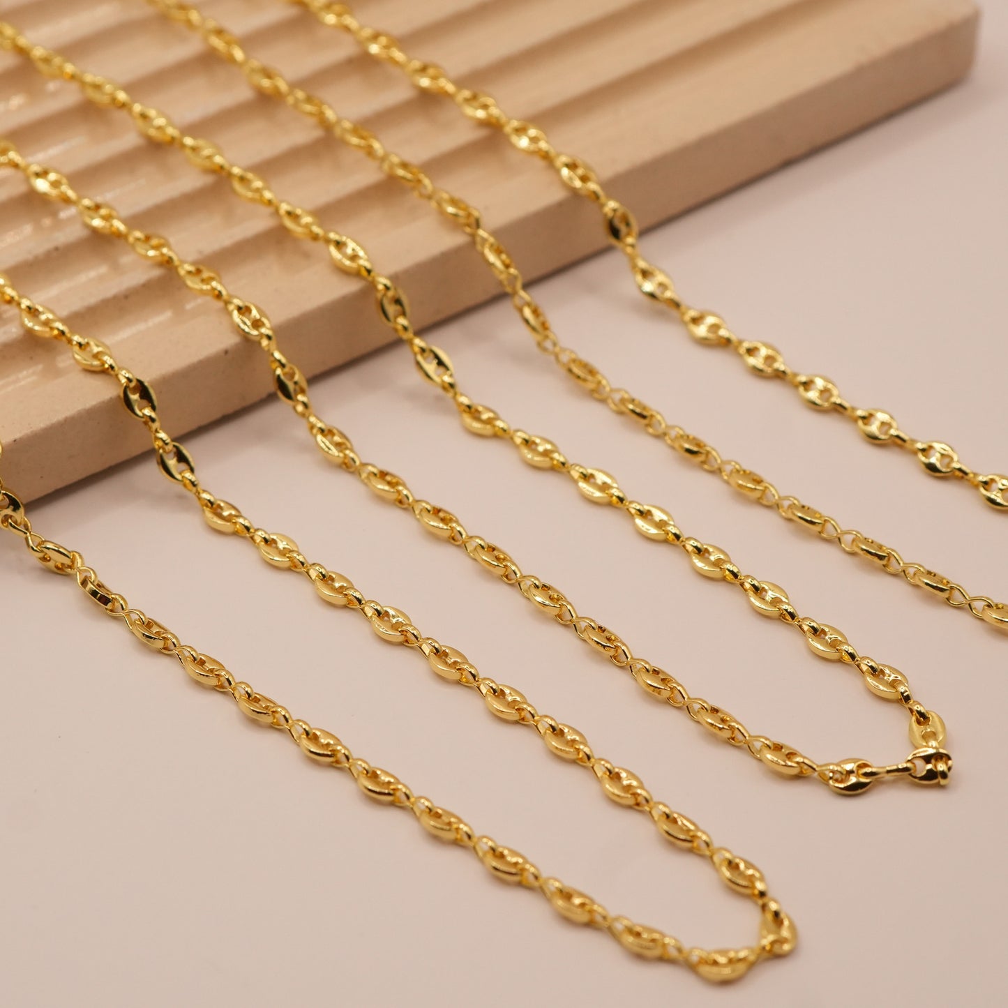 Tres Collares Samar sobre fondo aesthetic - Oasis Blanco
