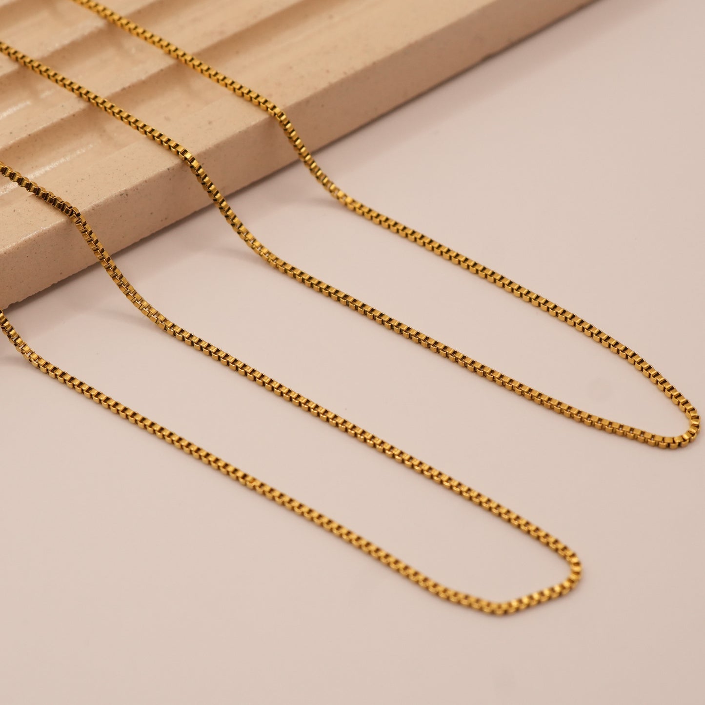 Collares Ezbet en fondo aesthetic - Oasis Blanco