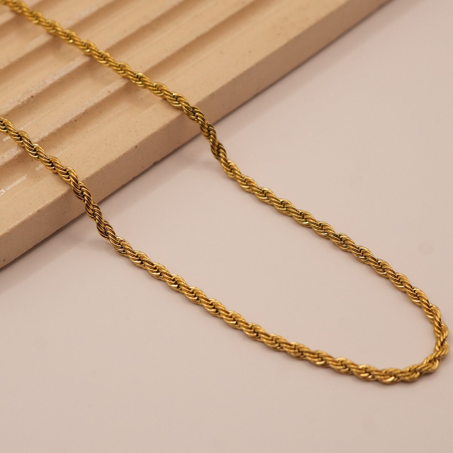 Collar Jadila sobre mármol - Oasis Blanco