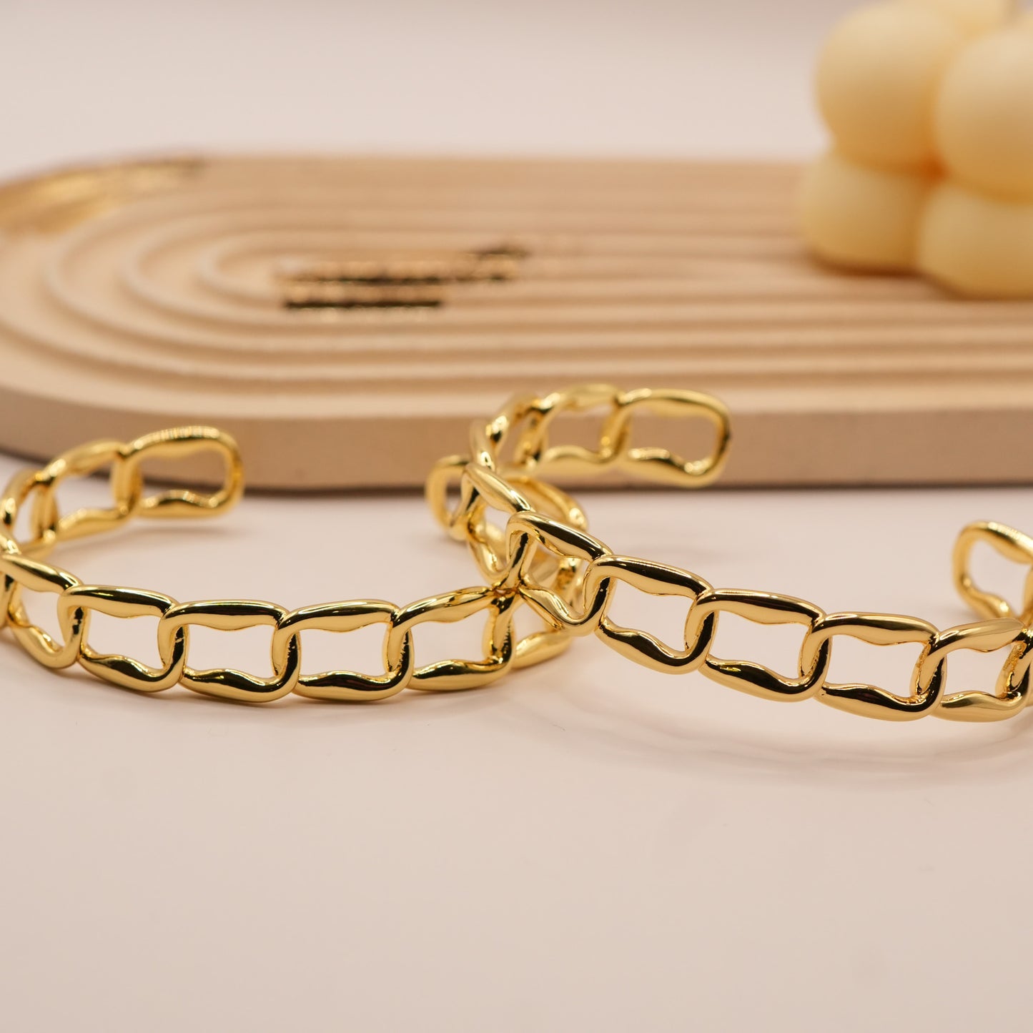 Dos Brazaletee Maktub con fondo Aesthetic- Oasis Blanco