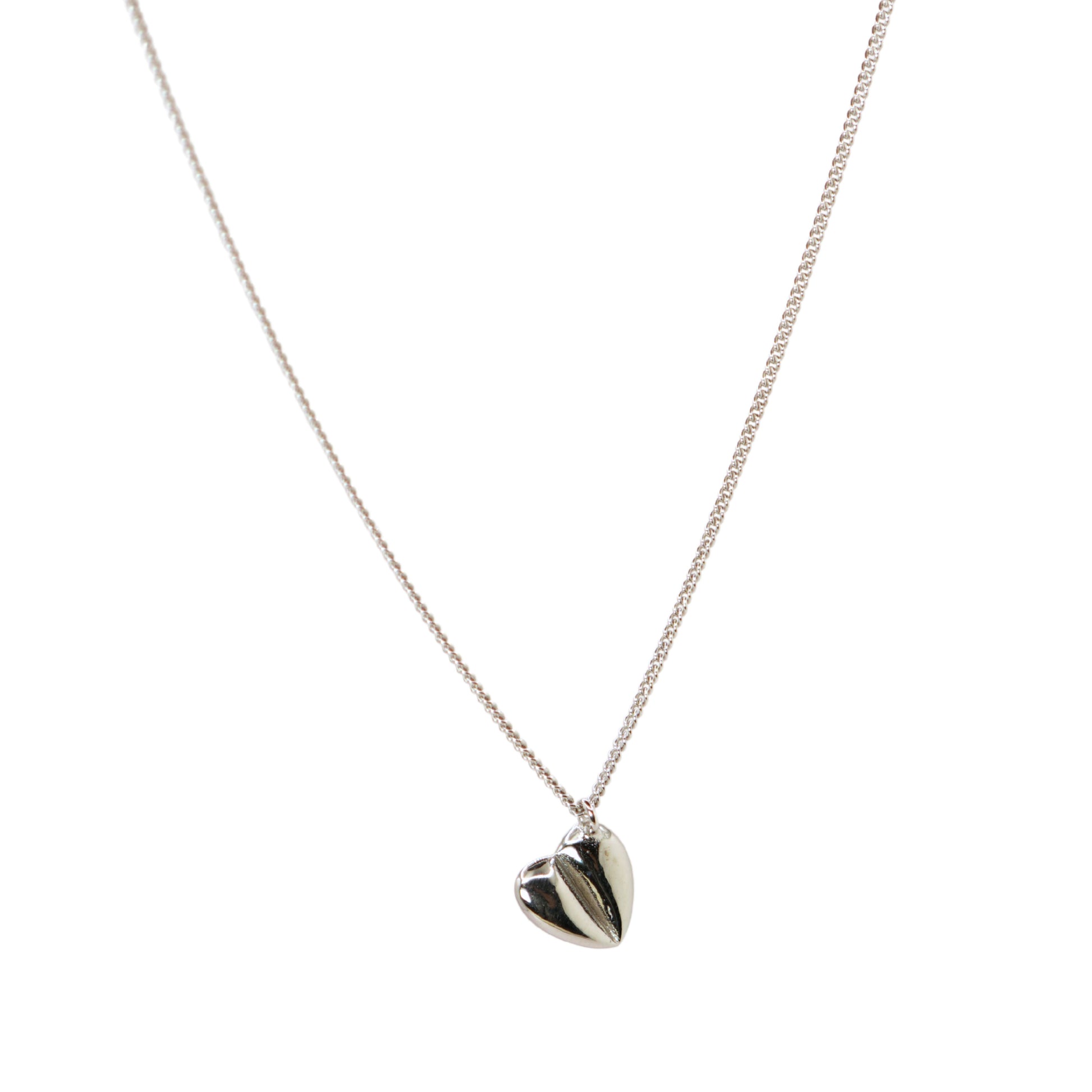 Collar dorado con dije de corazón delicado, accesorio simbólico de amor – Oasis Blanco