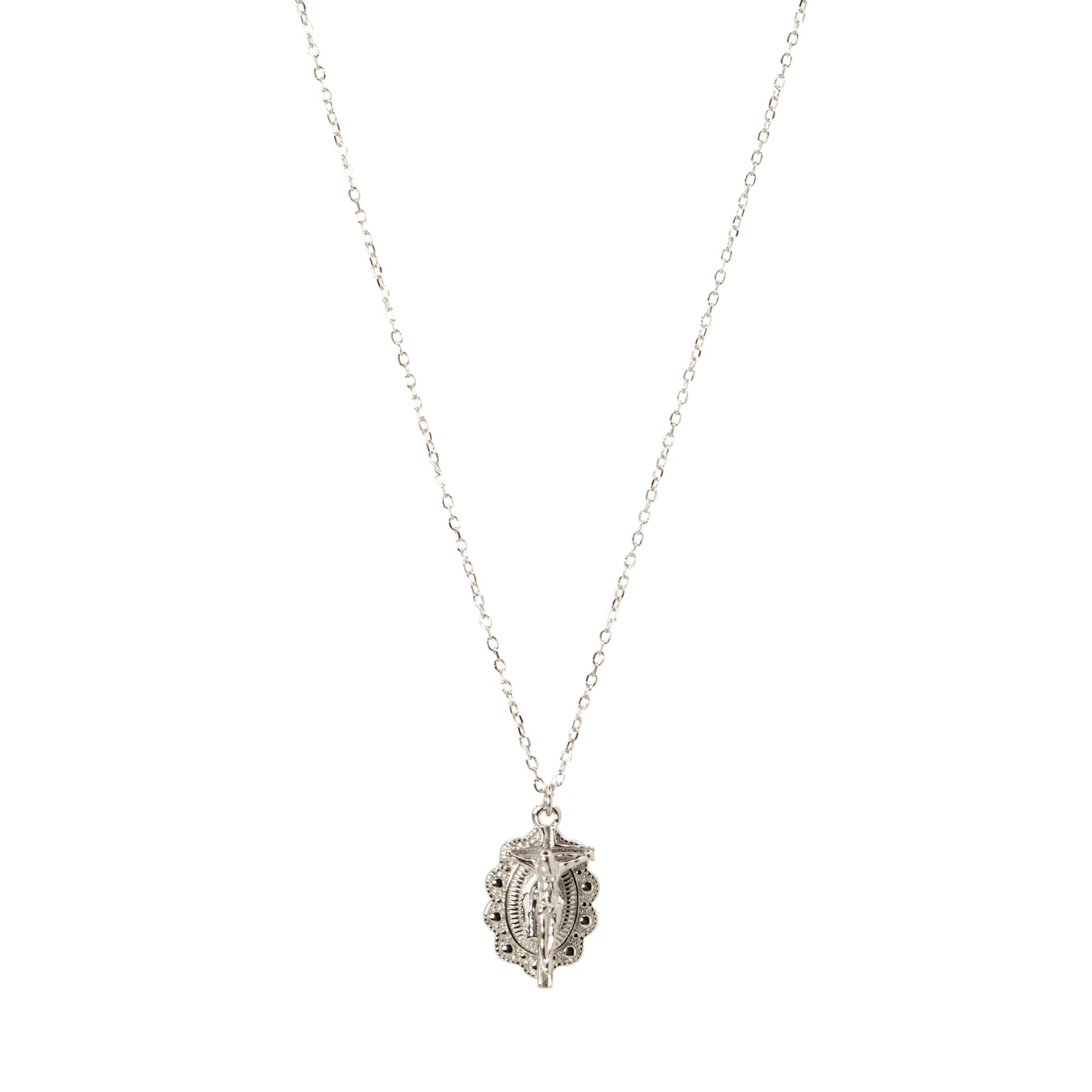 Collar con medalla religiosa y cruz plateada, joya espiritual y protectora – Oasis Blanco