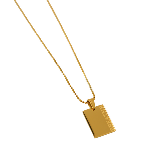 Collar minimalista con dije rectangular grabado “Breathe”, estilo tranquilo y elegante – Oasis Blanco