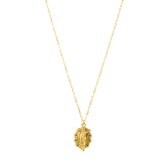 Collar con medalla religiosa y cruz plateada, joya espiritual y protectora – Oasis Blanco