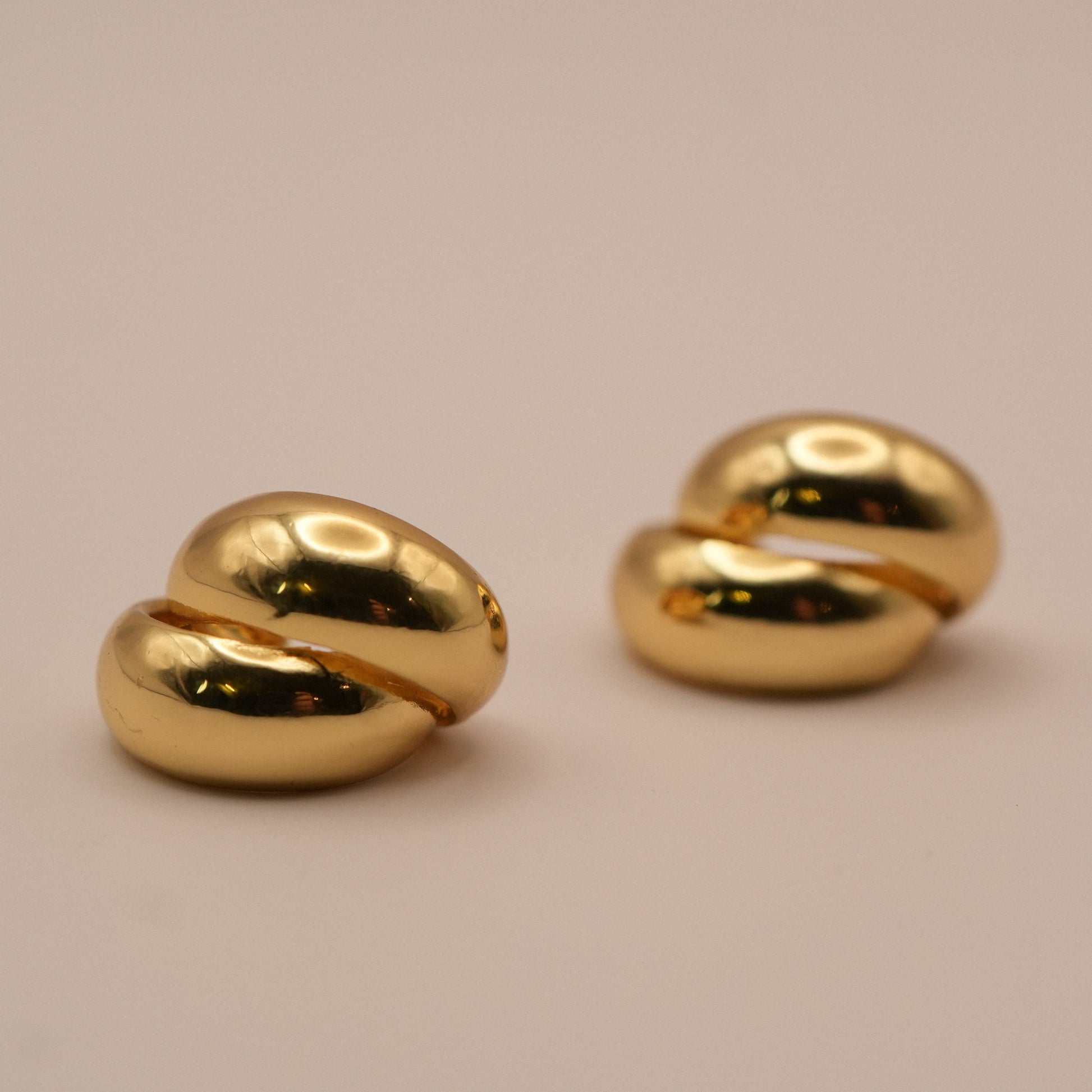 Dos Ear Cuffs Nefertiti desenfocados- Oasis Blanco