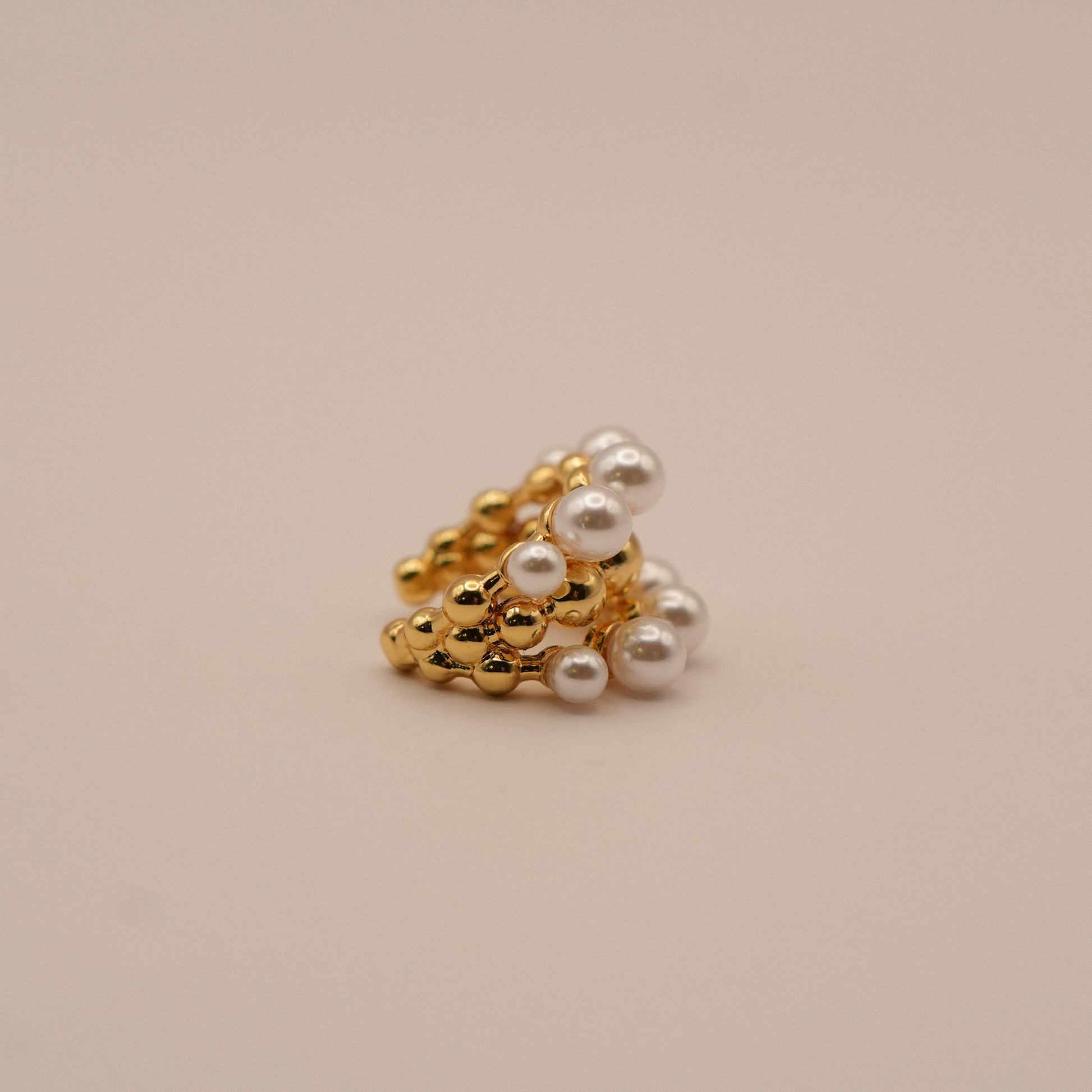 Ear Cuff Samira en fondo claro - Oasis Blanco