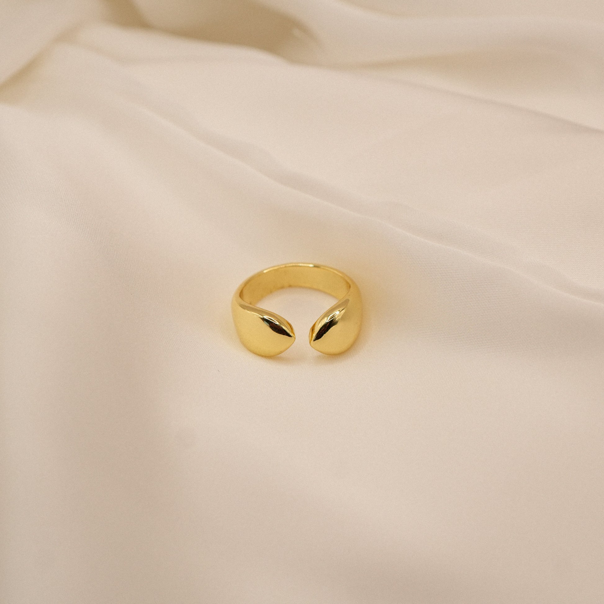 Anillo Tuffah de perfil sobre paño blanco - Oasis Blanco