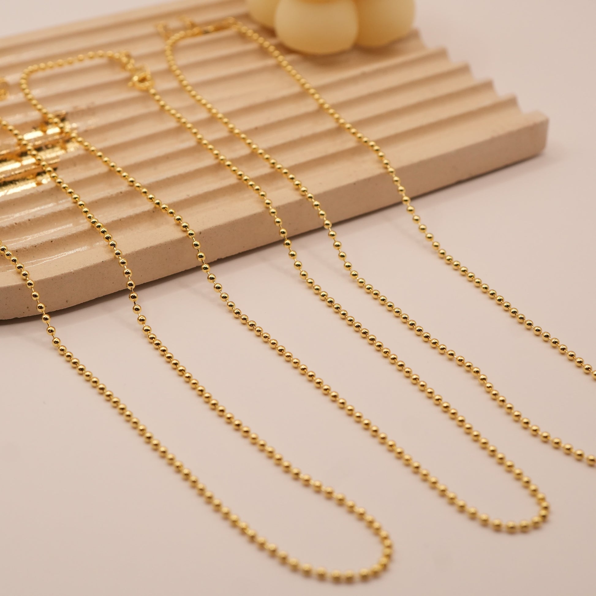Tres collares Inaya fondo aesthetic- Oasis Blanco
