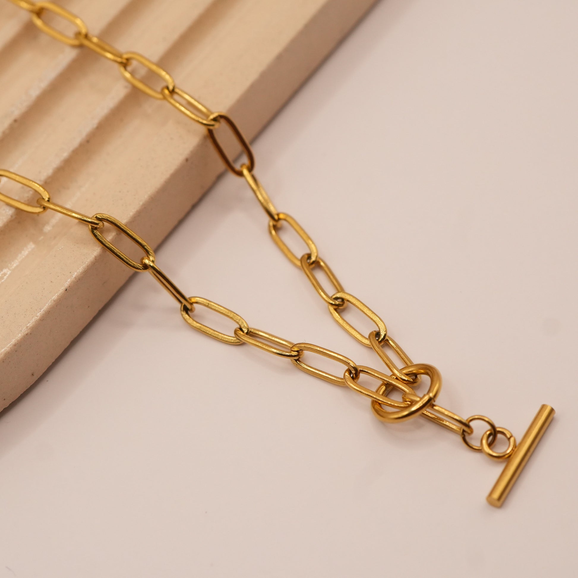 Collar Malih enfocado - Oasis Blanco