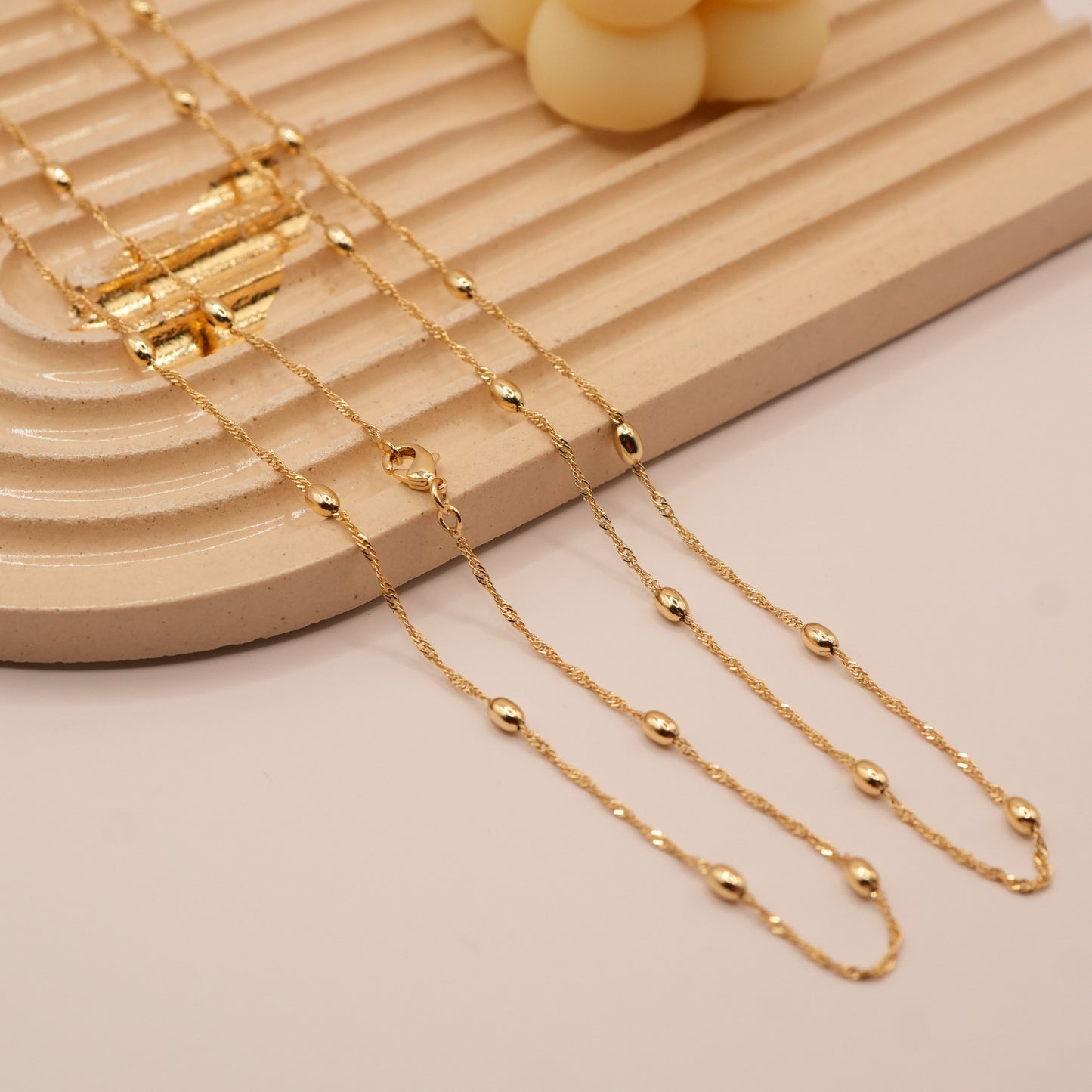 Dos Collares Nadia enfocados - Oasis Blanco