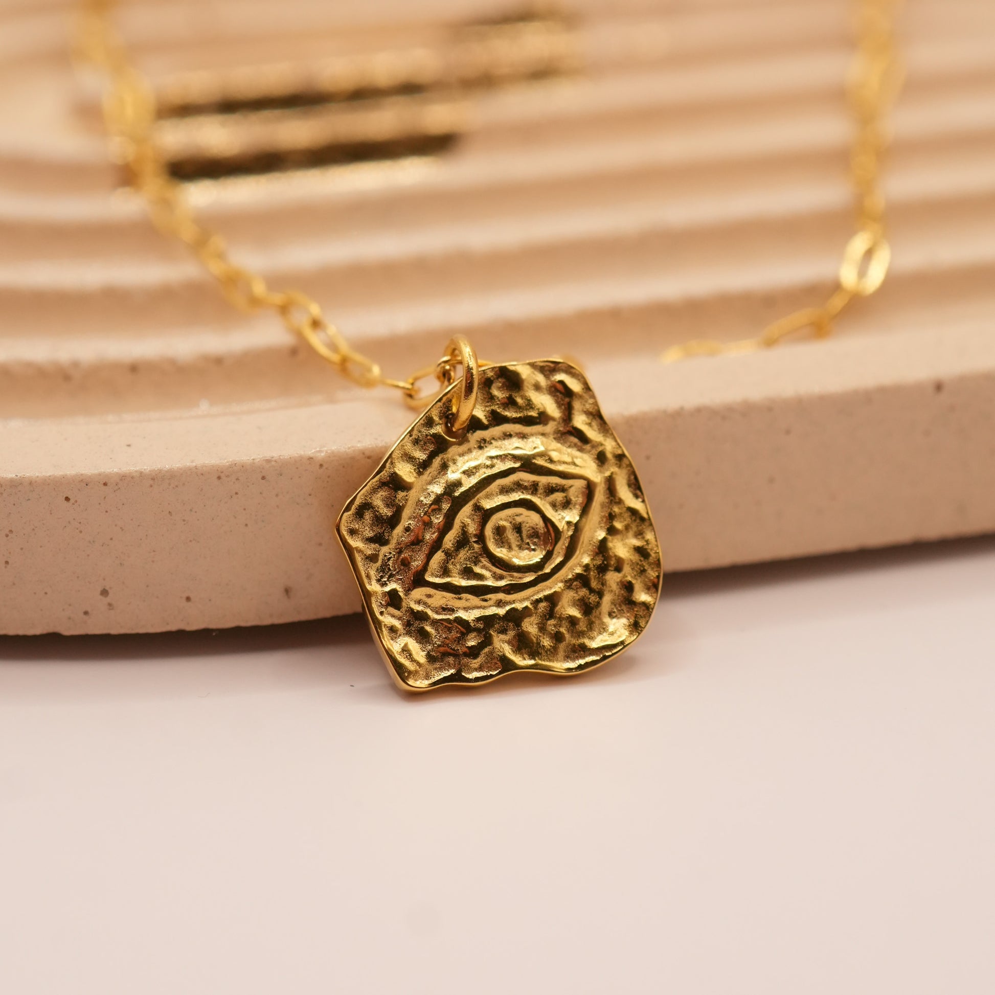 Collar Horus enfocado para apreciar el detalle- Oasis Blanco