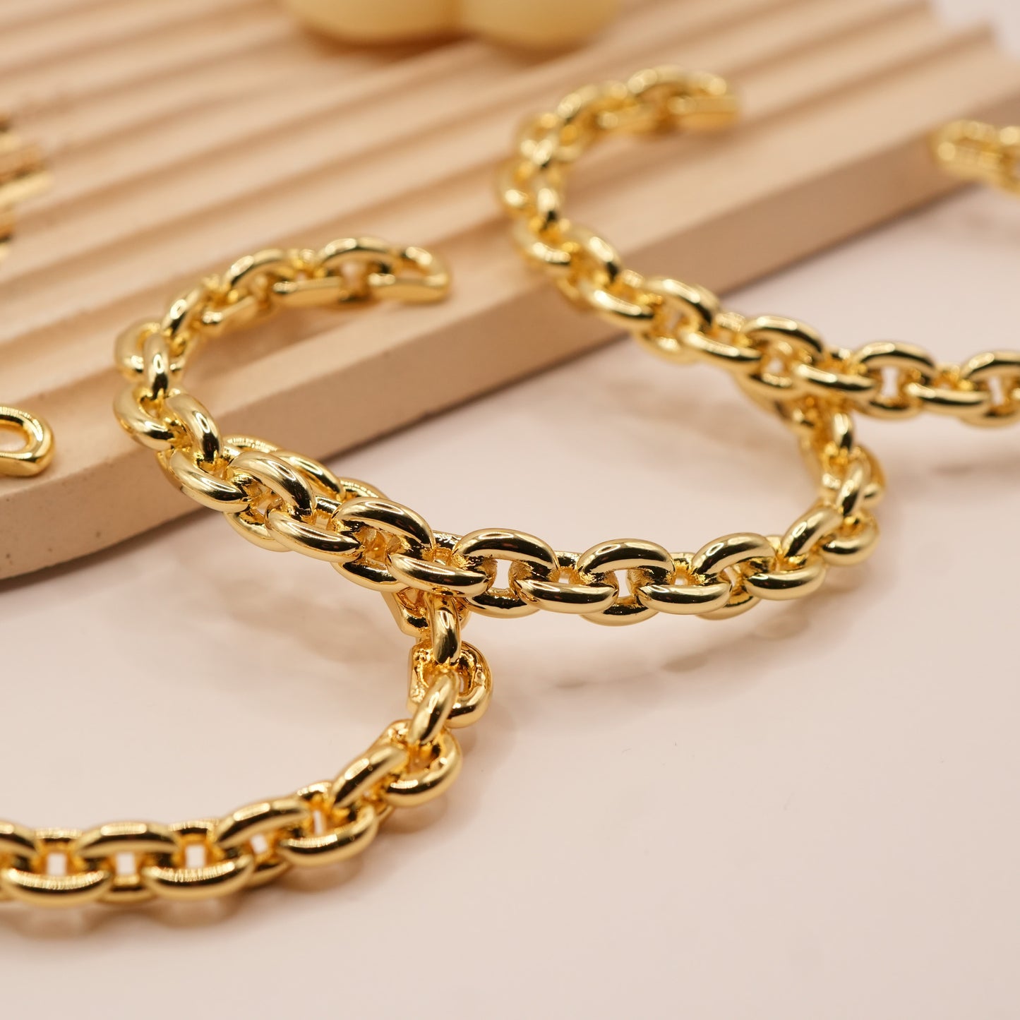 Tres Brazaletes Midas sobre mármol - Oasis Blanco