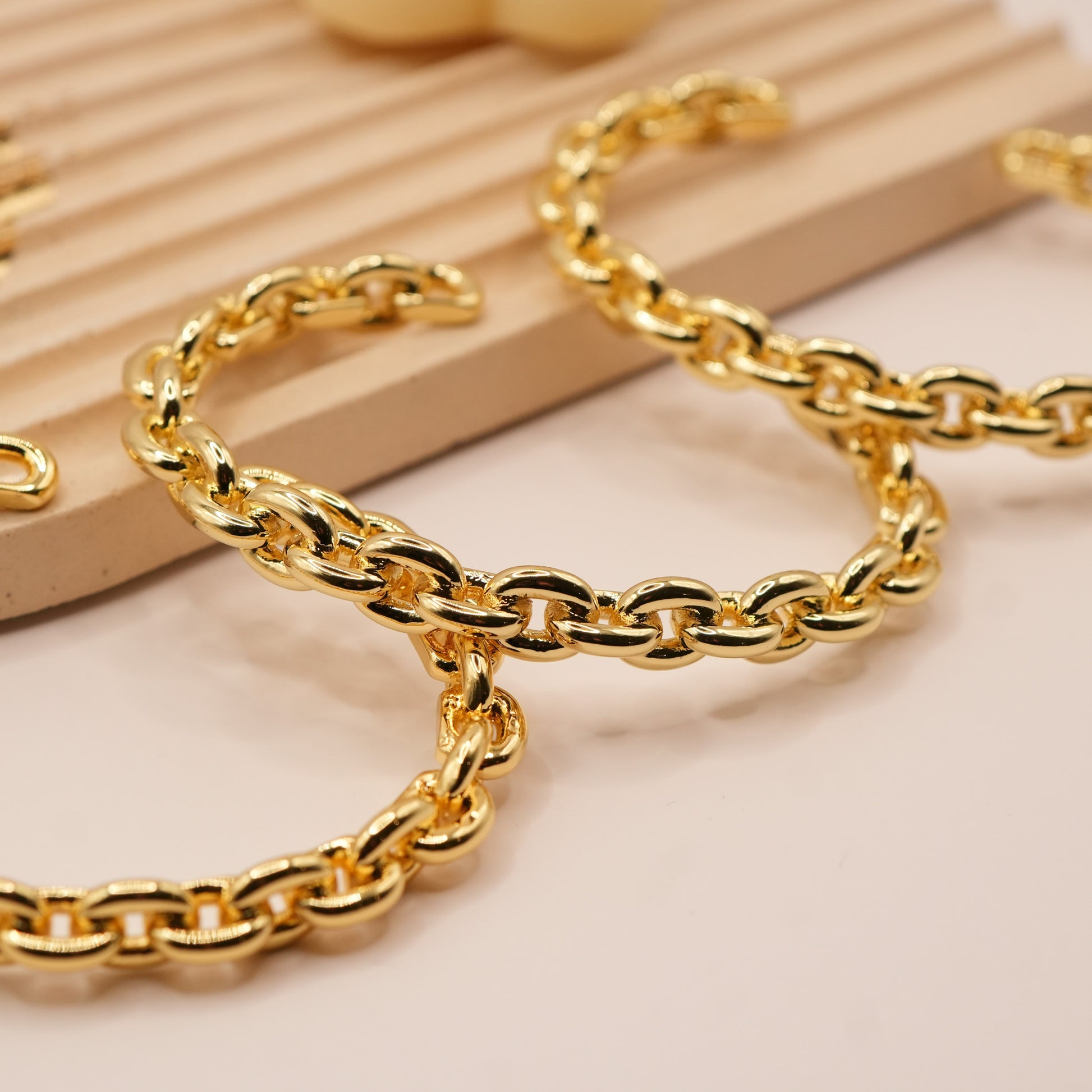 Tres Brazaletes Midas sobre mármol - Oasis Blanco